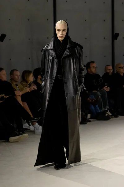 Look 16